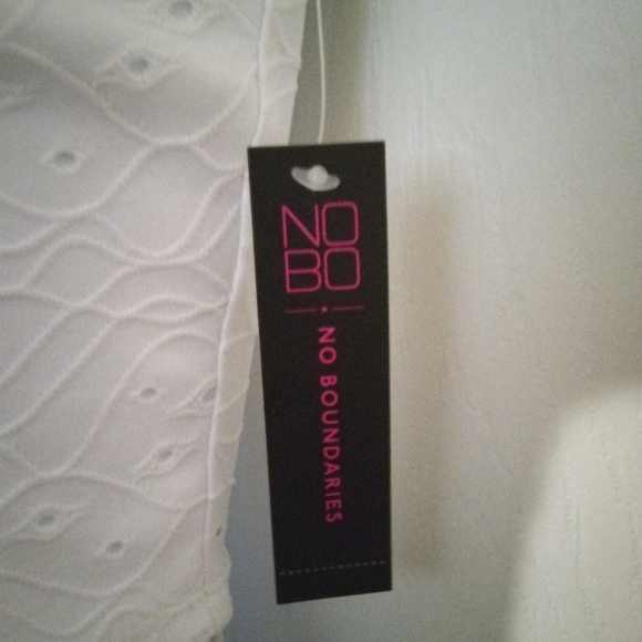 (Free with a purchase) No boundaries white eyelet bustier top - Picture 3 of 5
